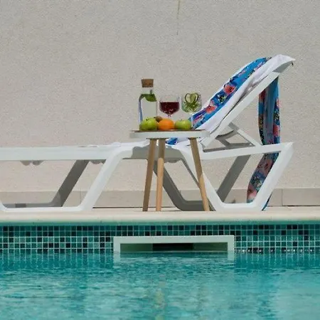 Luxus App Rubin Mit Traumblick Pool Balkon Lift * 마카르스카